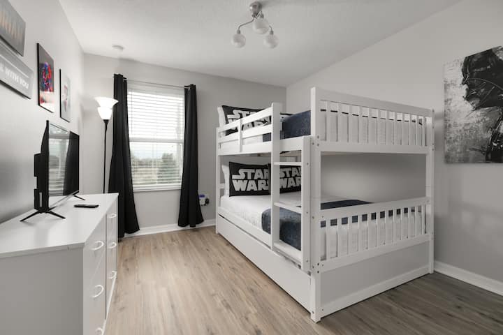 我们的《星球大战》主题卧室配有一张舒适的双层床和一台智能电视，非常适合所有年龄段的粉丝入住。
