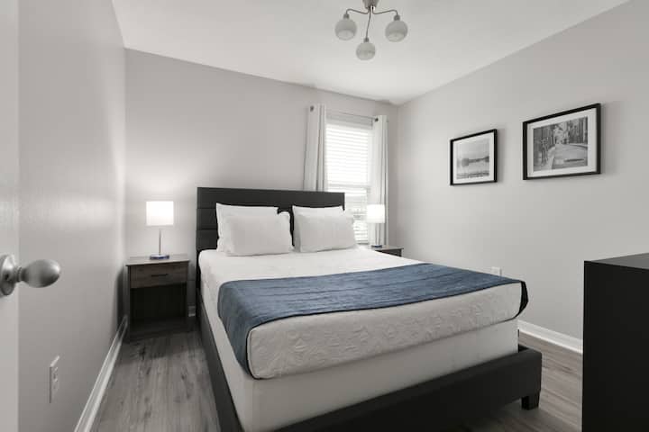 在我们舒适的卧室中放松身心，配有舒适的女王大小的床和现代智能电视。
