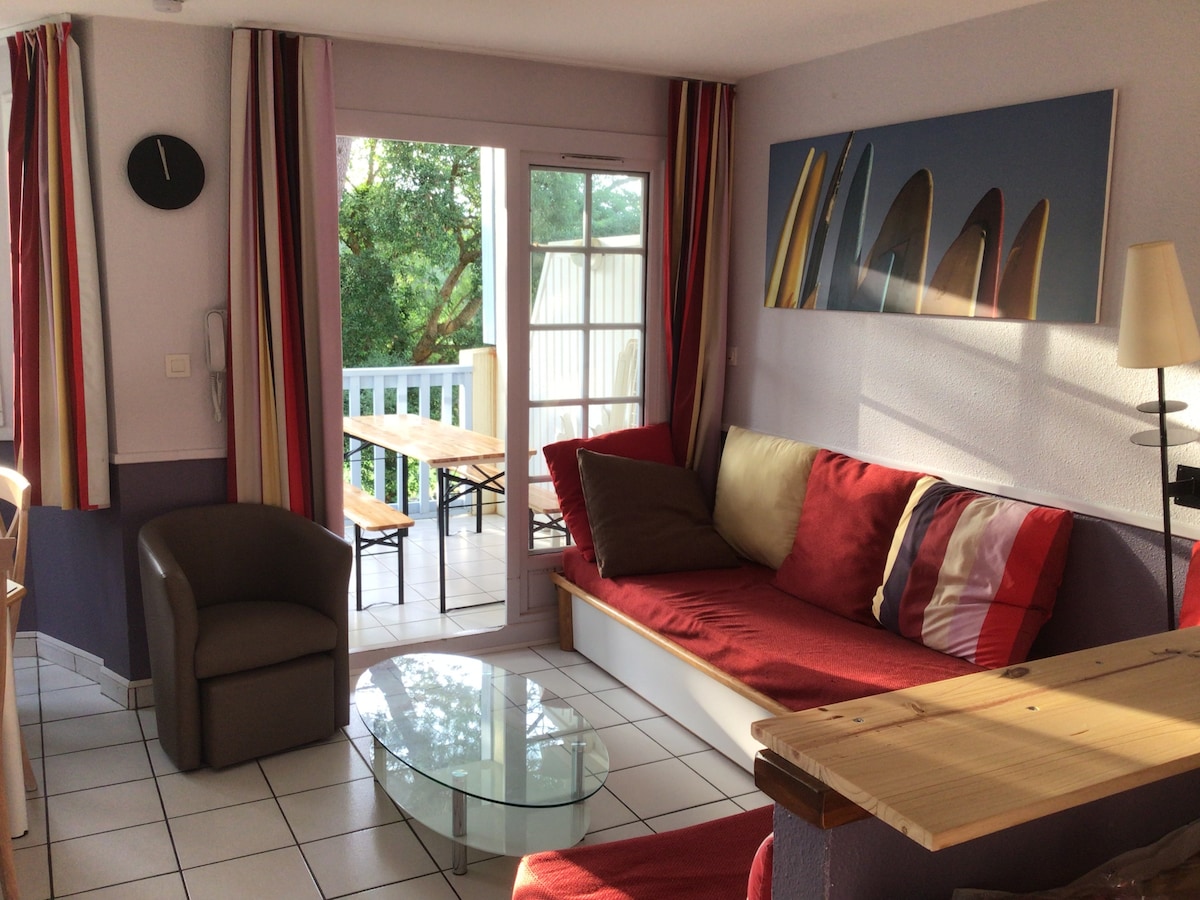 Prostor za opuštanje pored prozorskih vrata s pogledom na balkon pa se pruža pogled na teren za golf.