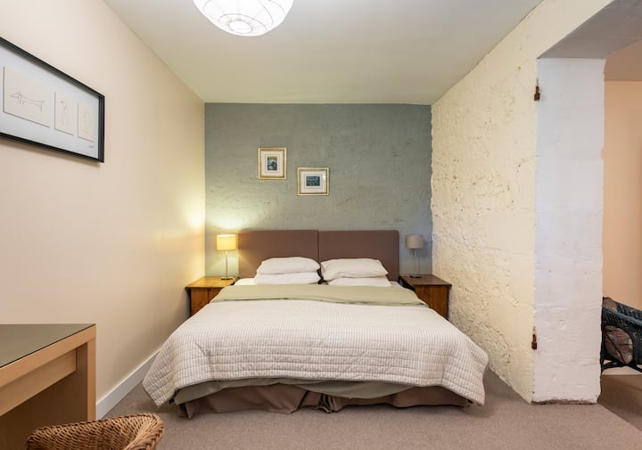 Chumba cha kulala 3  mara mbili au mbili, na kitanda cha mtoto. Shamba bafuni.