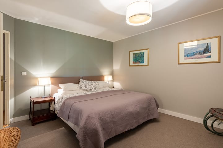 Chumba cha kulala 2  kinaweza kuwa kitanda cha watu wawili au wawili. bafu la pamoja