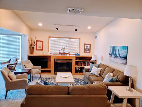 Lakeview Condo: Downtown Bayfield, Beach, Deck