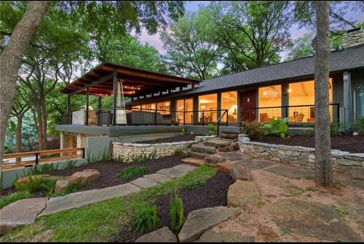 Spacious 4BR 5 min dtown – Backyard, BBQ, theatre