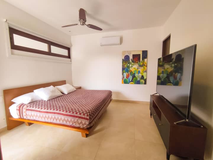 ห้องนอนที่ 2 มีทางเข้าแยกต่างหากและทีวีขนาด 70 " เหมาะสำหรับดูหนังหรือเล่นกีฬา
เตียงคิงไซส์ 