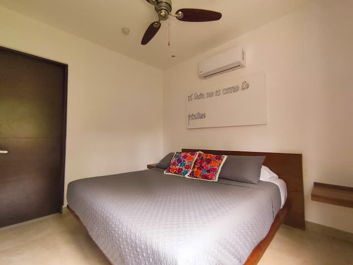 ห้องนอนหลักพร้อมวิวป่าเตียงขนาดคิงไซส์และตู้เสื้อผ้าเต็มรูปแบบ