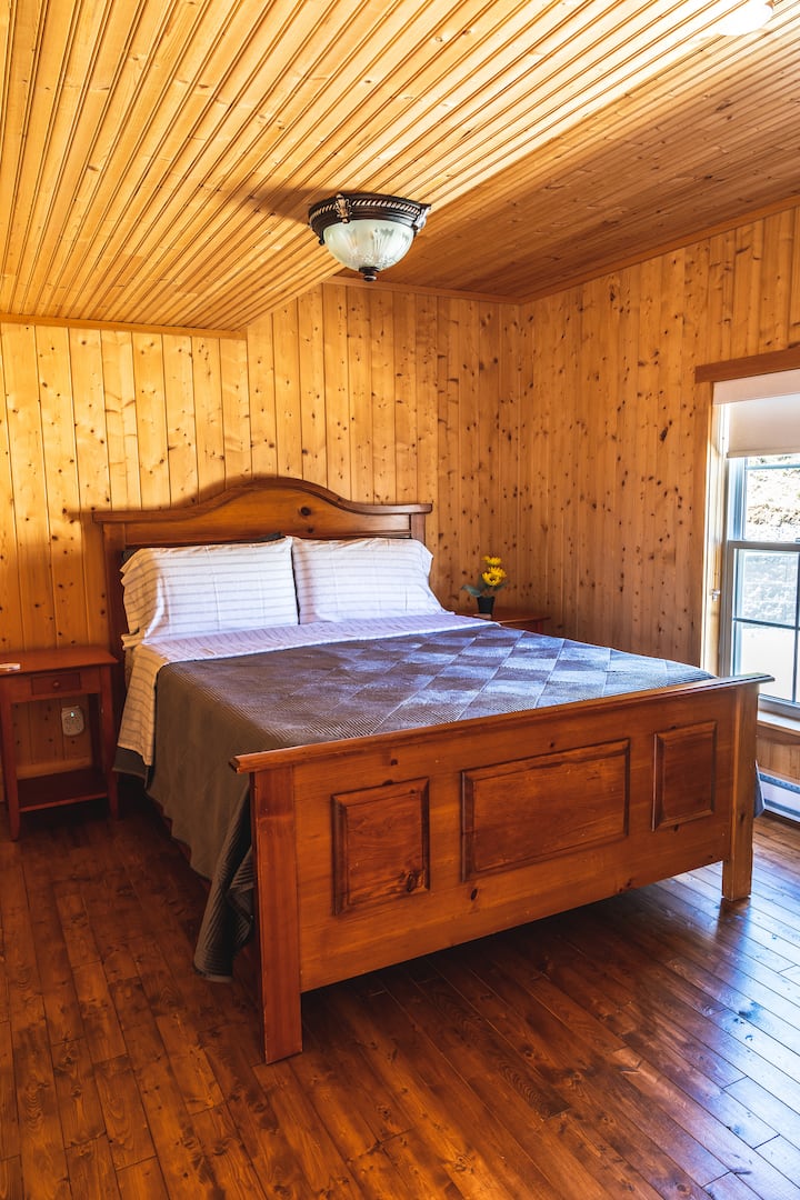 Საწოლი 152 × 203 სმ მთავარ სართულზე