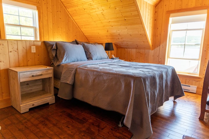 Ორადგილიანი საწოლი იმავე საძინებელში, როგორც ერთადგილიანი საწოლი
Ეს საძინებელი მდებარეობს კიბის ზედა ნაწილში, სადაც მთავარ საძინებელთან მისასვლელად გადიხართ