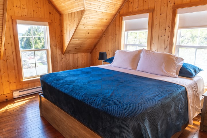 Მთავარი საძინებელი 193 × 203 სმ ზომის საწოლით