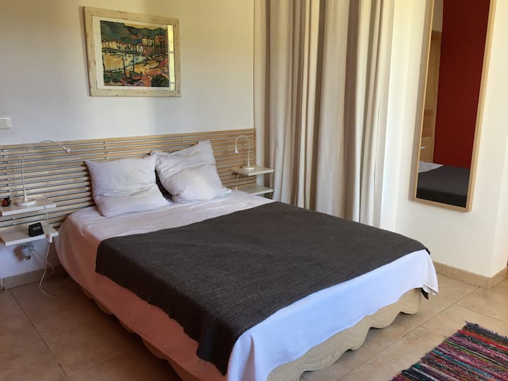 Dhoma e gjumit 4 lart; krevat 140 X 200 me gardërobë