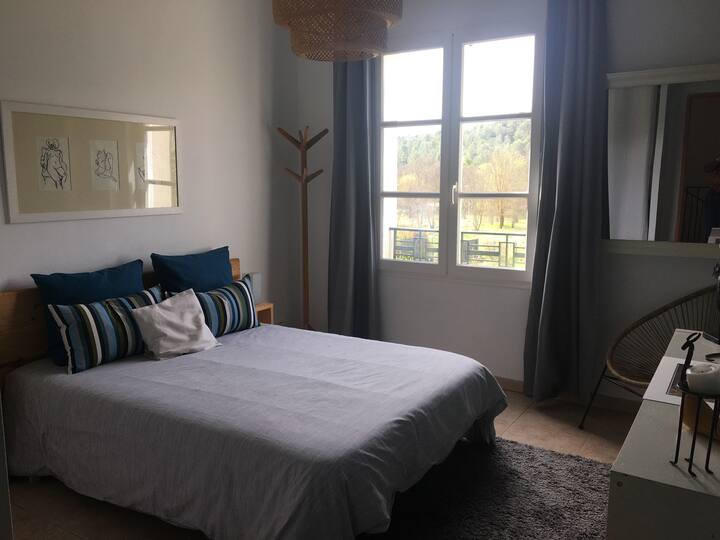 dhomë gjumi 3 lart, krevat 140 X 200; gardërobë e madhe