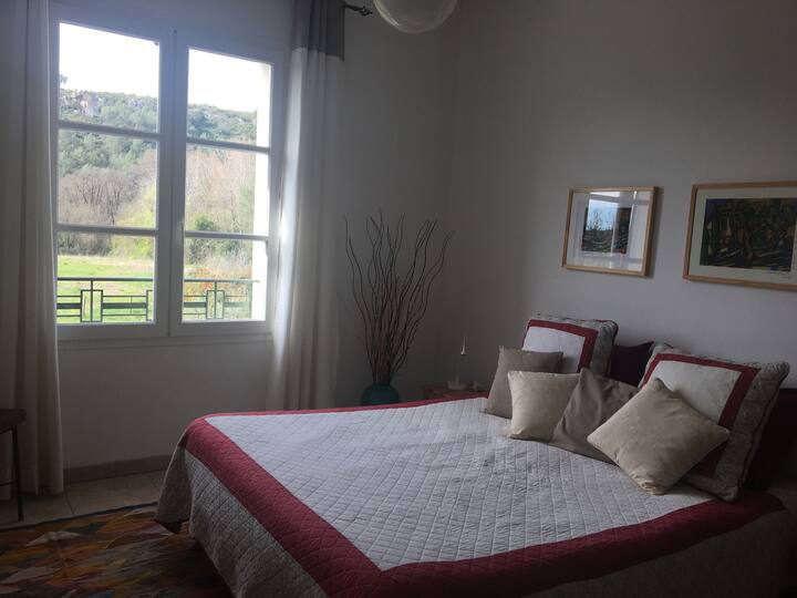 dhoma e gjumit 2, kati, krevati 160 X 200. Dollap i madh