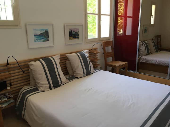 dhomë gjumi 1 kat përdhe, 180x200 krevat, dollap i madh