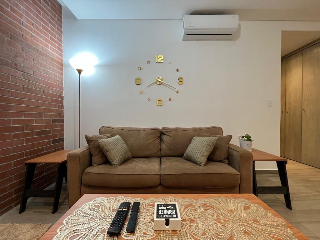 Това е разтегателен диван за до двама души.