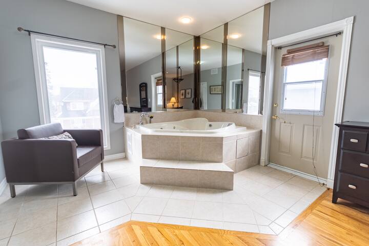 Family Escape – Spacious 5 Bdrm w. Game Room gallery image 4