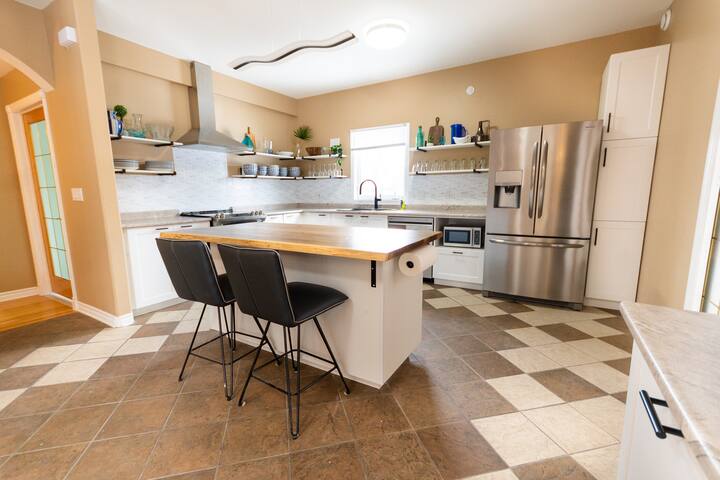 Family Escape – Spacious 5 Bdrm w. Game Room gallery image 3