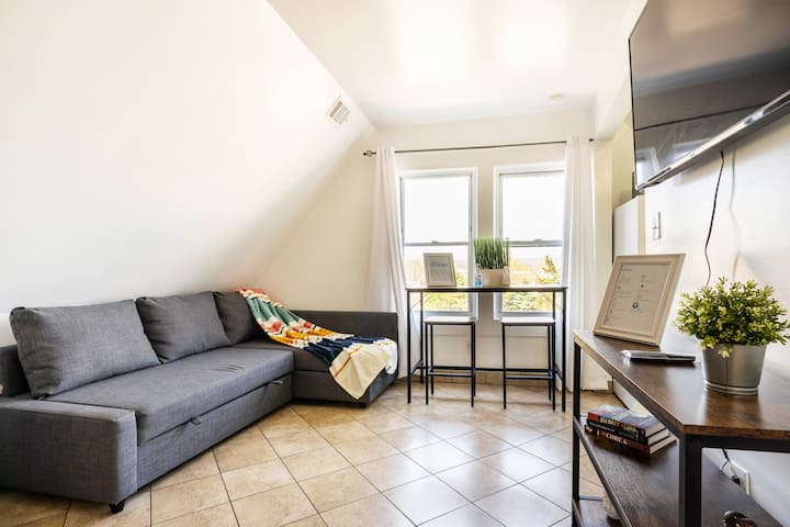Private Attic Apartment Near Newark Airport & Nyc - Newark, NJ