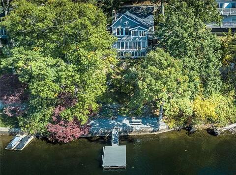 Charming Candlewood Isle Lakefront Cottage