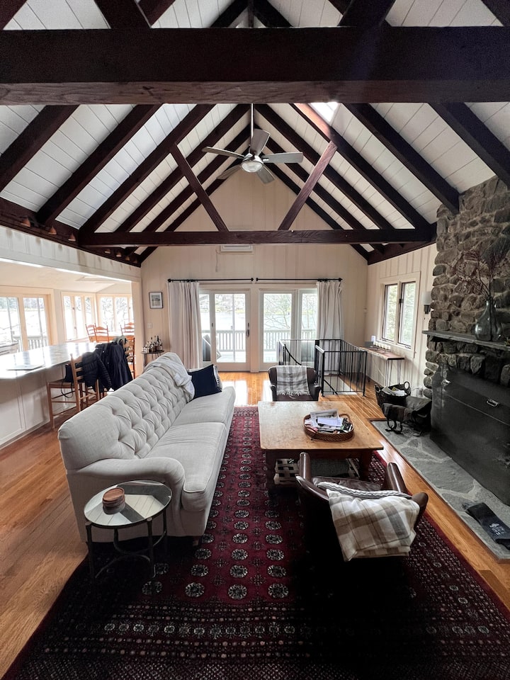Charming Candlewood Isle Lakefront Cottage - Brookfield, CT
