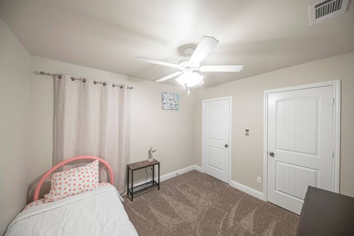 chumba 3 pacha kitanda na ina HD tv (si picha)