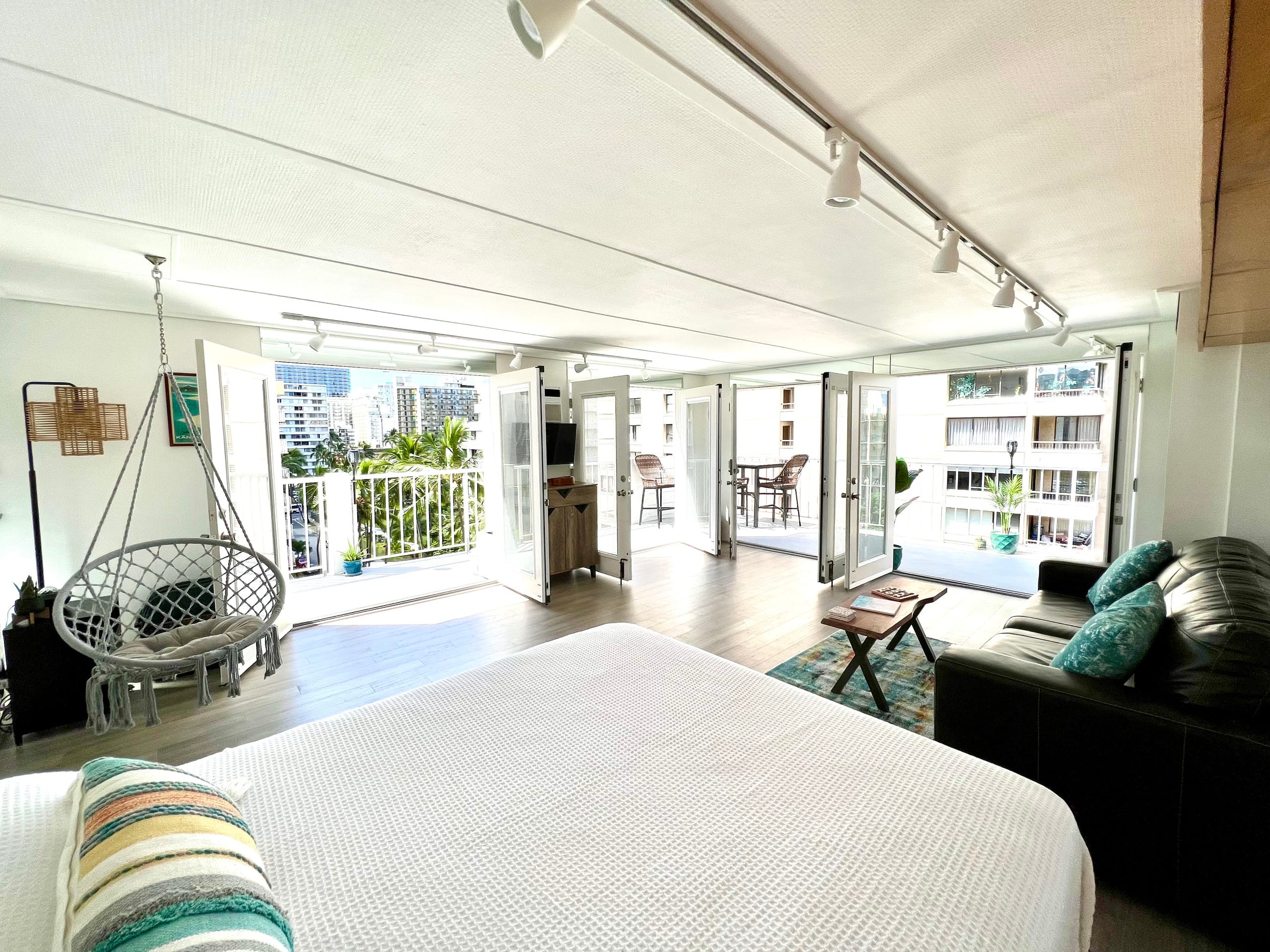 Condo in Honolulu · ★4.89 · Studio · 2 beds · 1 private bath - Image 49