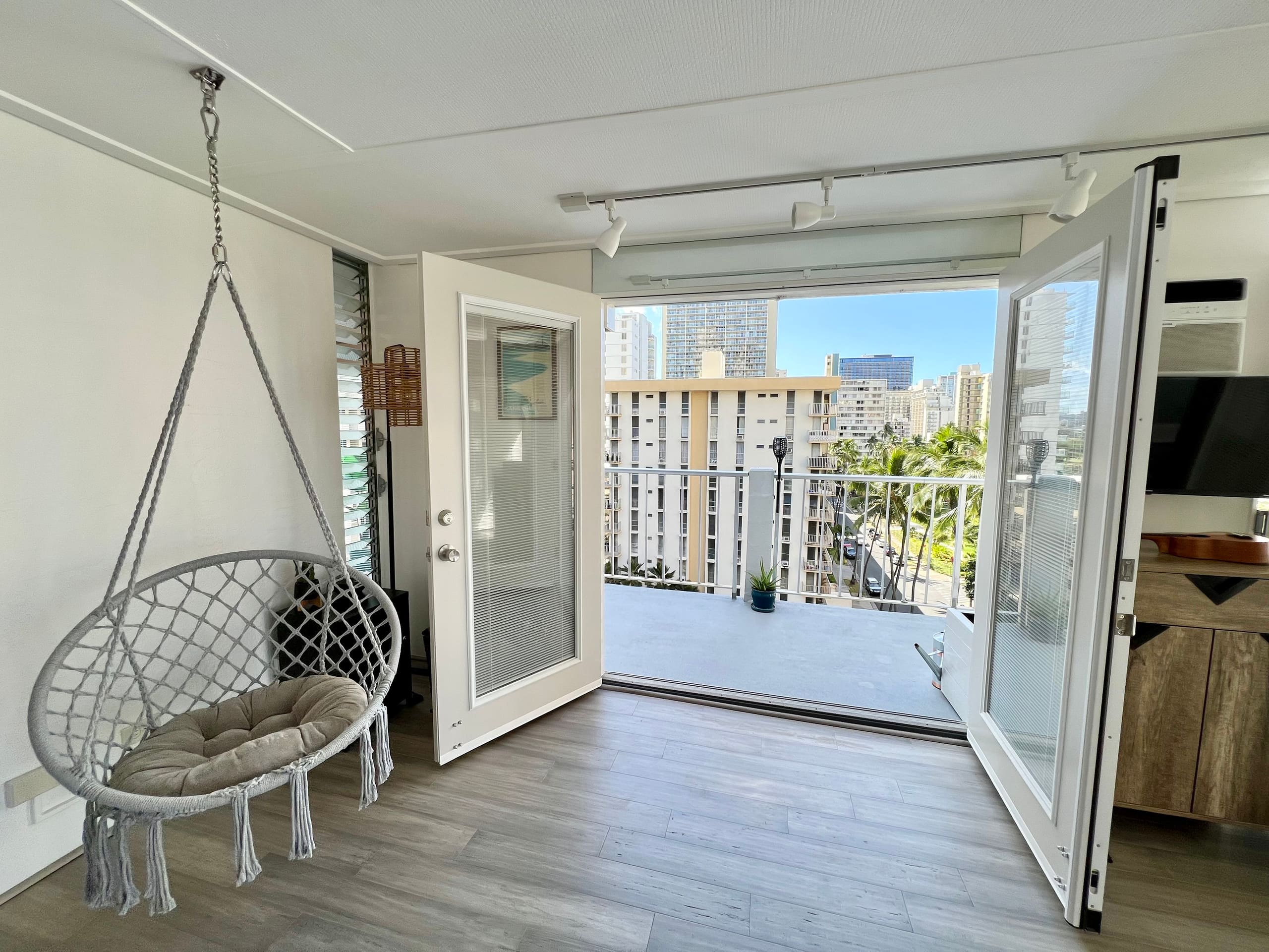 Condo in Honolulu · ★4.89 · Studio · 2 beds · 1 private bath - Image 4
