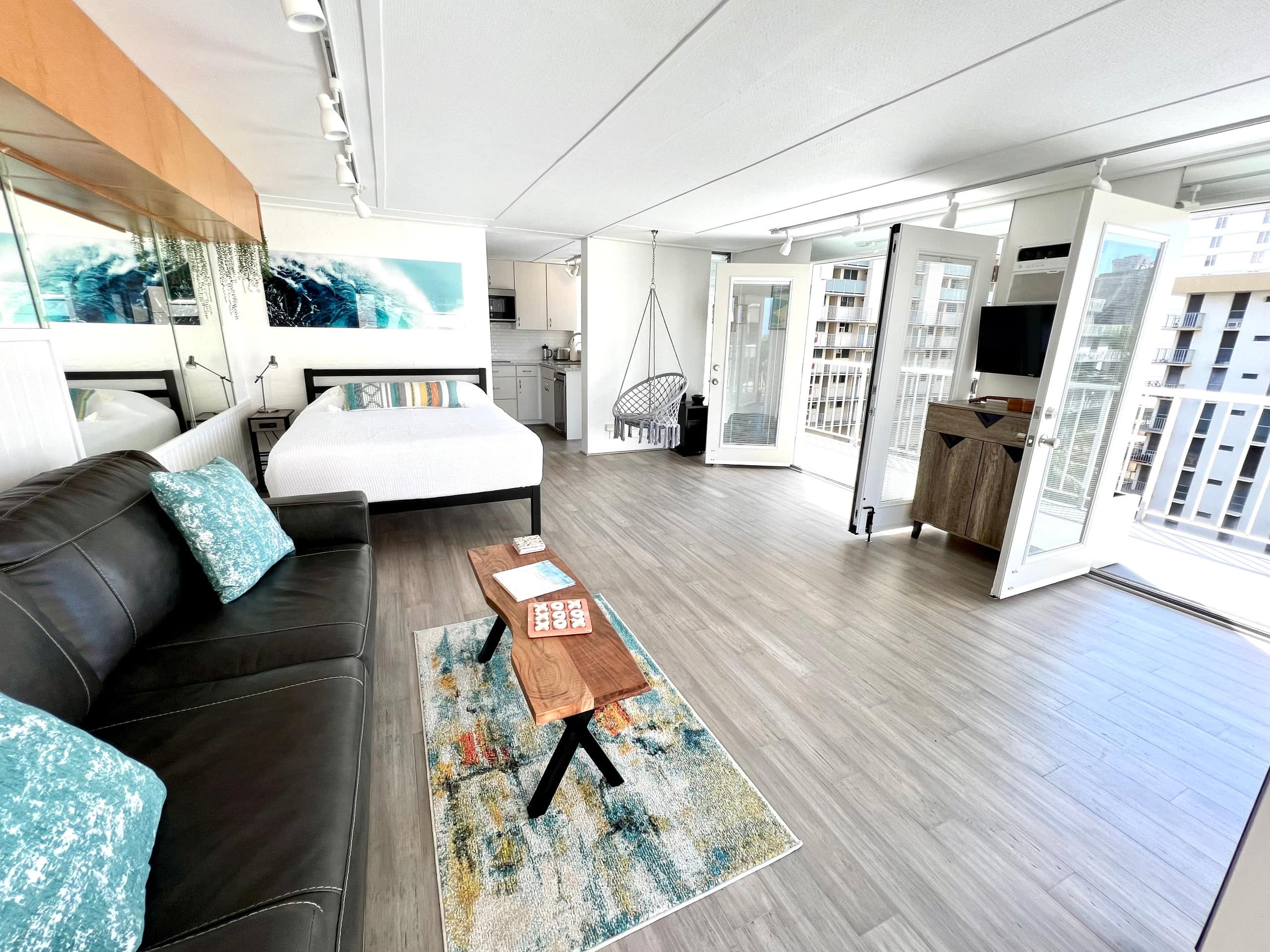 Condo in Honolulu · ★4.89 · Studio · 2 beds · 1 private bath - Image 1
