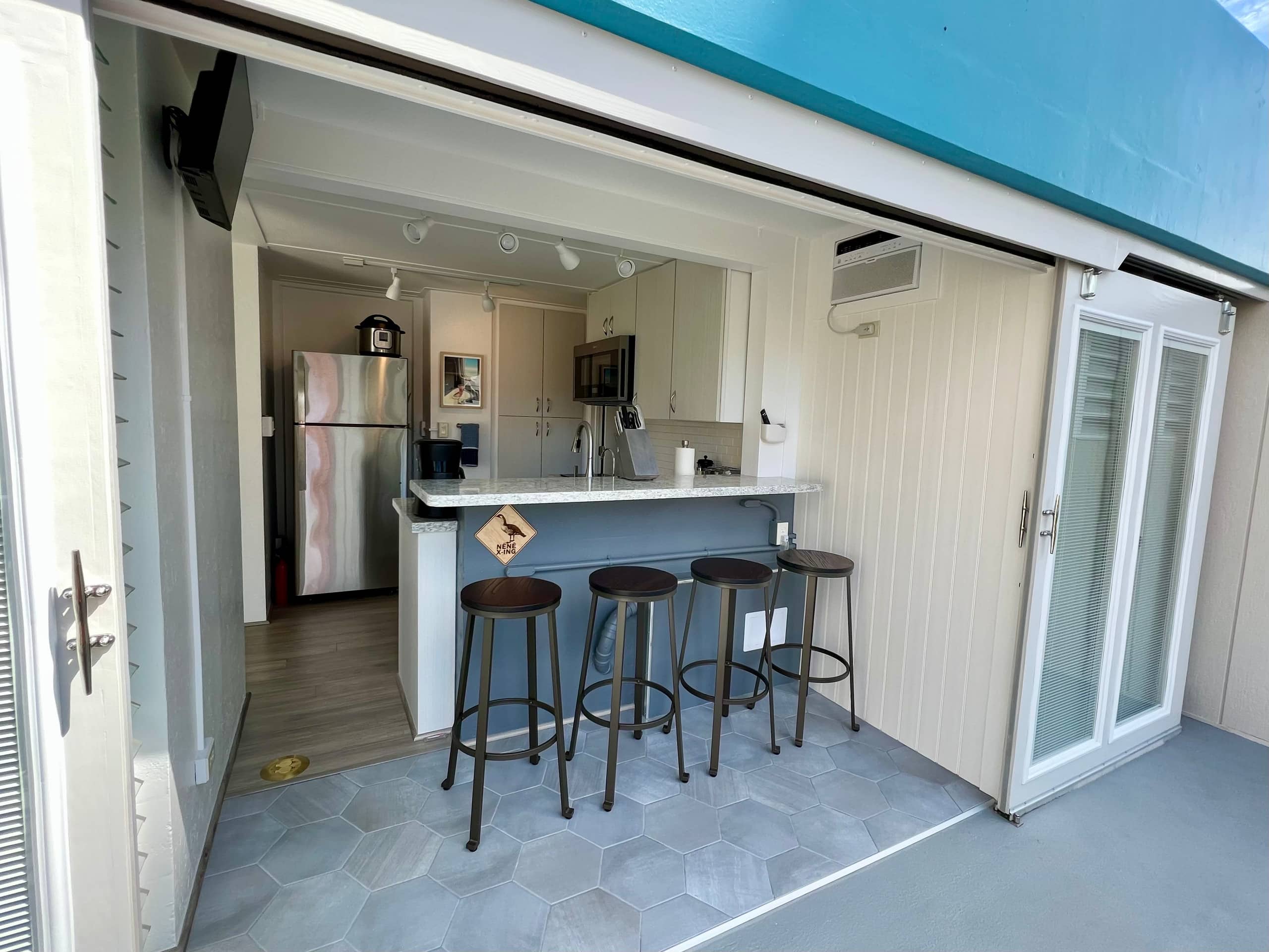 Condo in Honolulu · ★4.89 · Studio · 2 beds · 1 private bath - Image 13