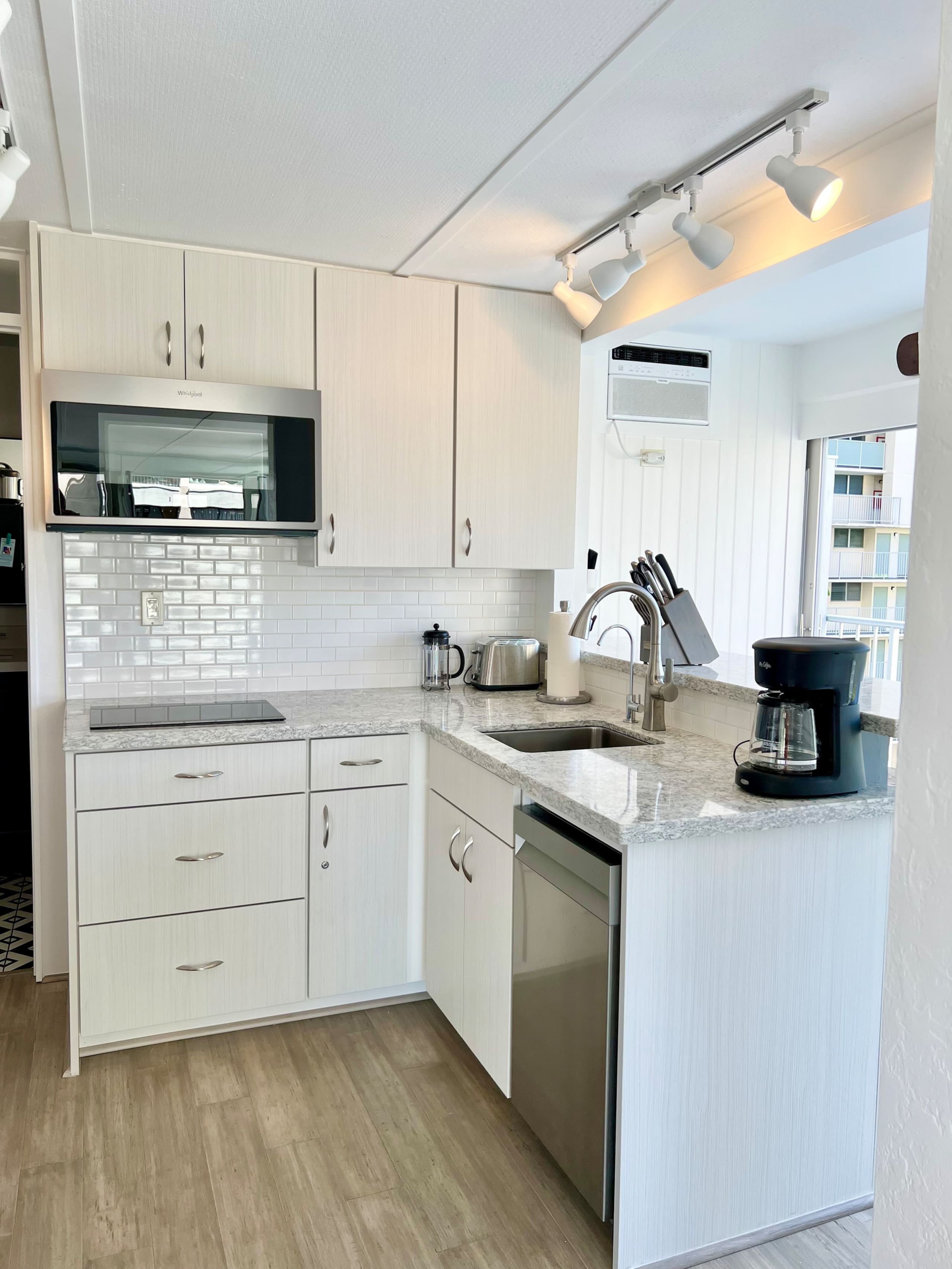 Condo in Honolulu · ★4.89 · Studio · 2 beds · 1 private bath - Image 9
