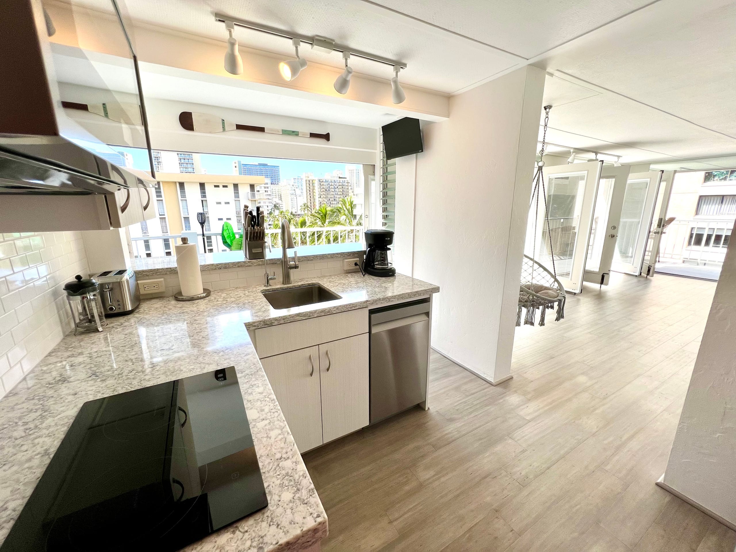 Condo in Honolulu · ★4.89 · Studio · 2 beds · 1 private bath - Image 11