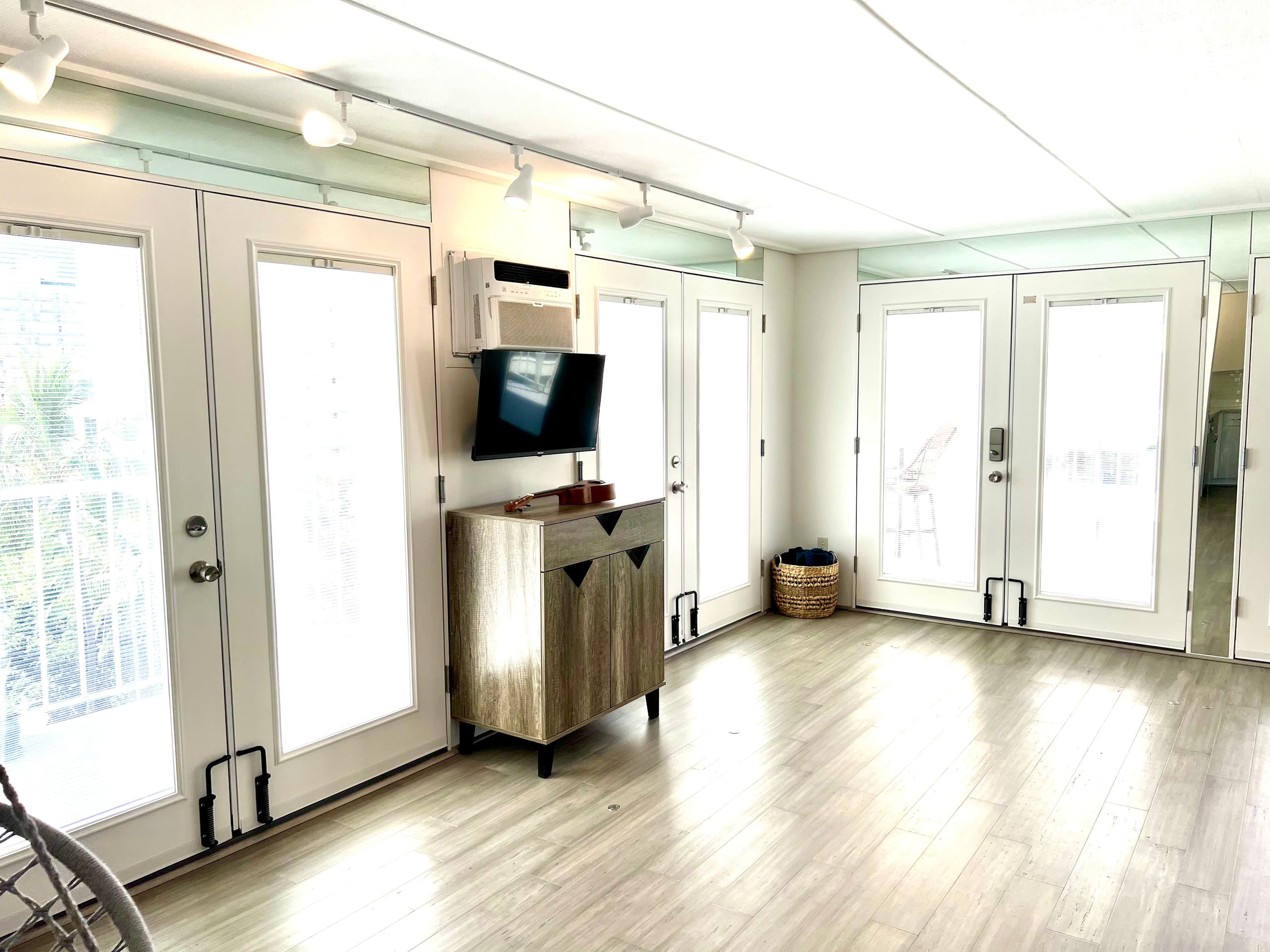 Condo in Honolulu · ★4.89 · Studio · 2 beds · 1 private bath - Image 7