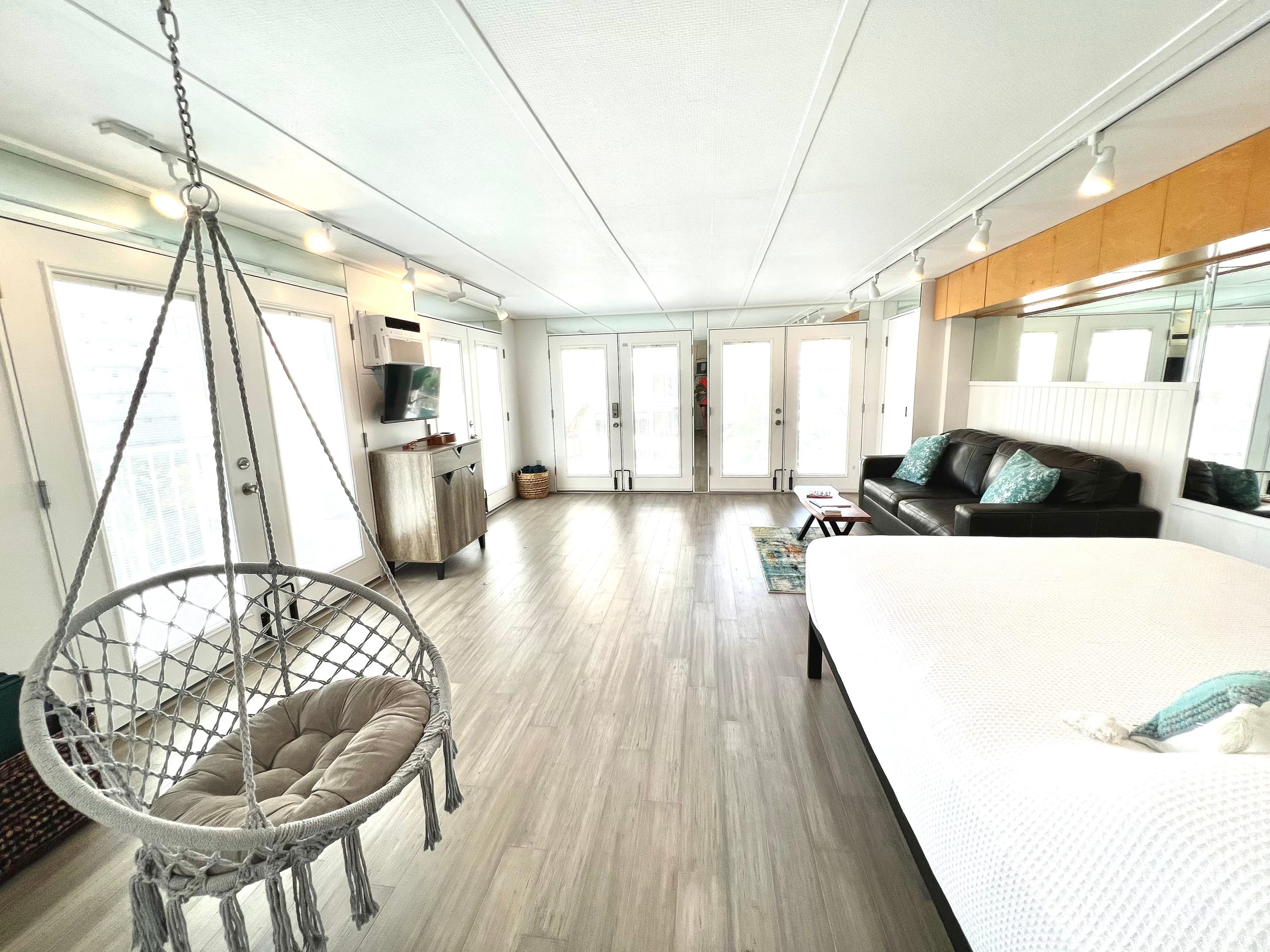 Condo in Honolulu · ★4.89 · Studio · 2 beds · 1 private bath - Image 50