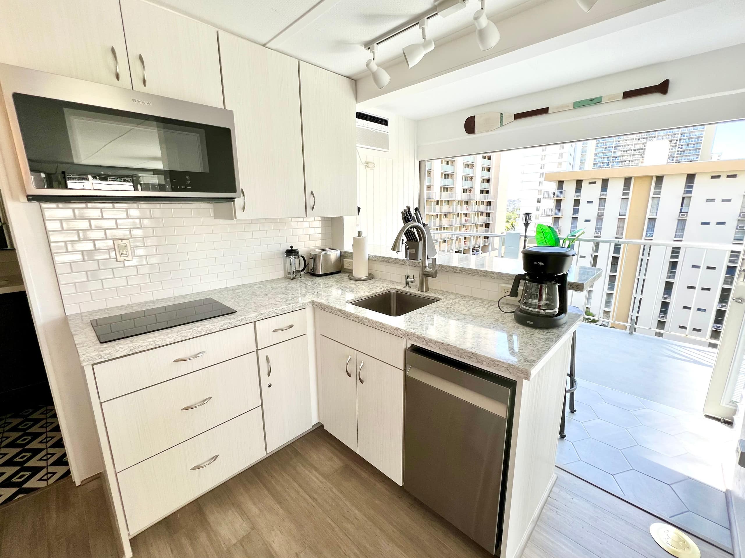 Condo in Honolulu · ★4.89 · Studio · 2 beds · 1 private bath - Image 10