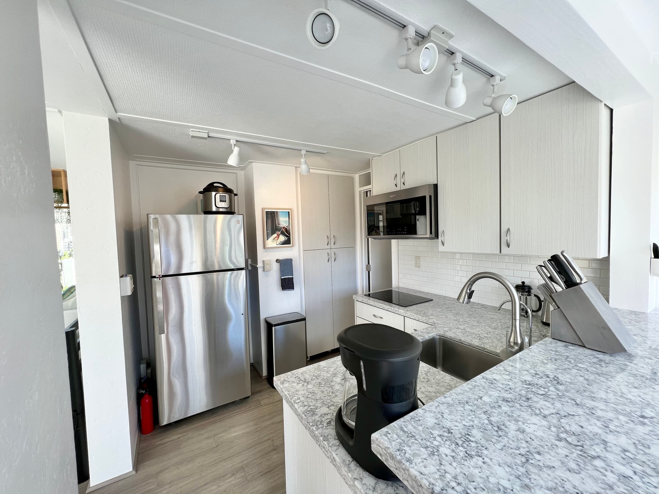 Condo in Honolulu · ★4.89 · Studio · 2 beds · 1 private bath - Image 12