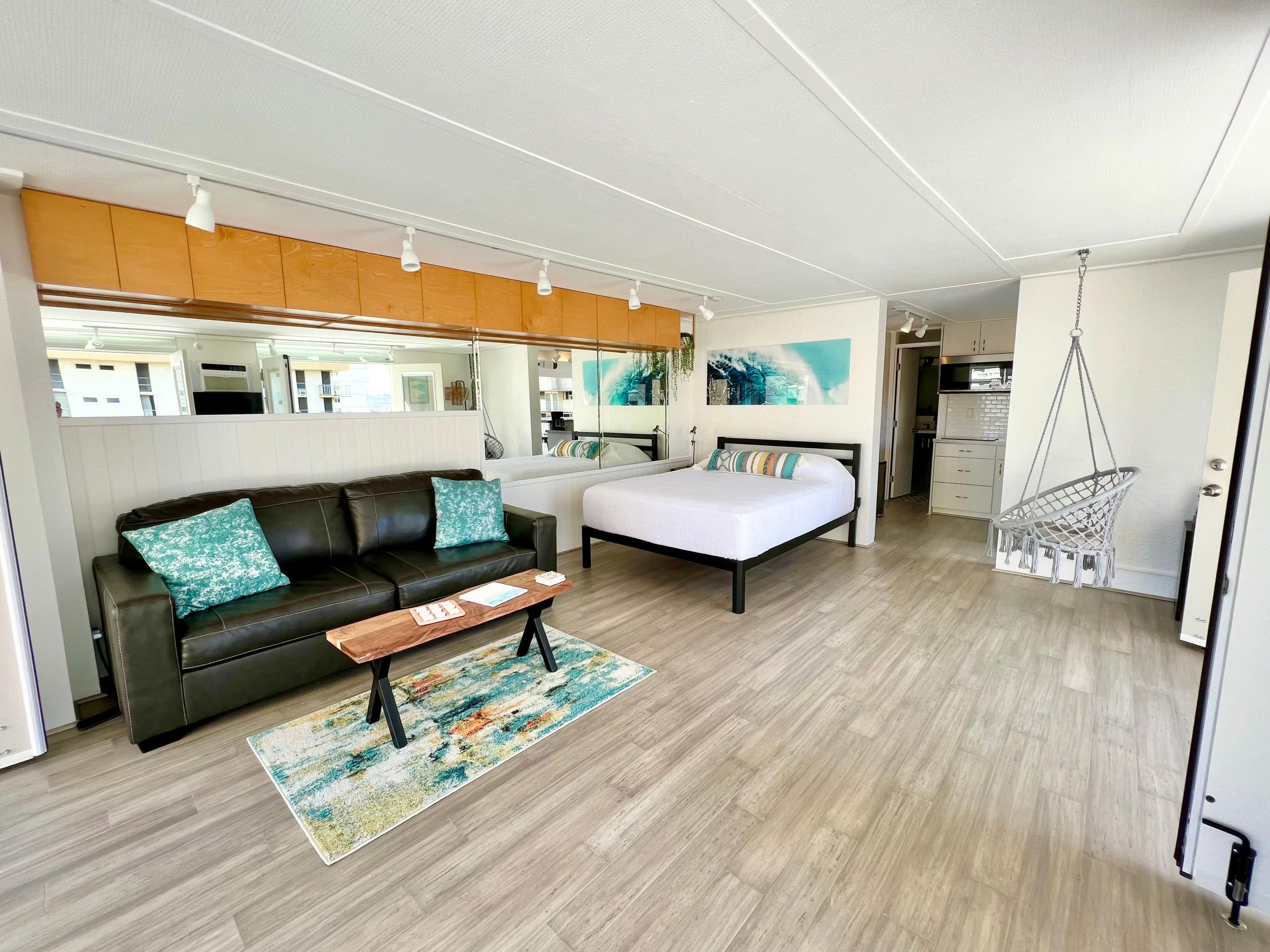 Condo in Honolulu · ★4.89 · Studio · 2 beds · 1 private bath - Image 3