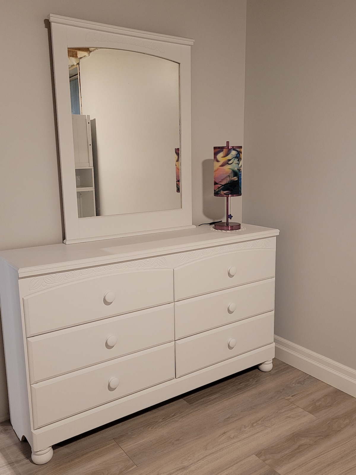 Светло за децата во подрумската спална соба со кревети на спрат, исто така, има многу простор за складирање во гардероберот.