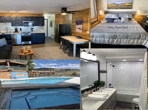 Sexy King bed Retreat, Hot tub Fireplace Pool More