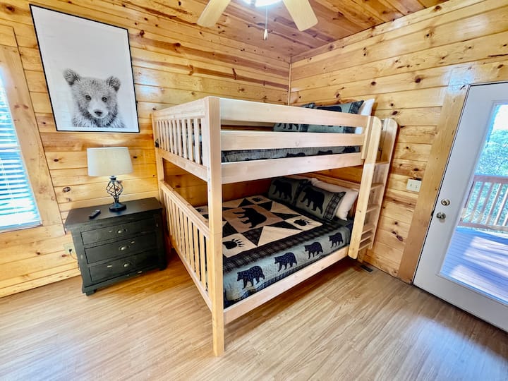 "Bear Cub Den" ina kitanda cha upana wa futi tano na samani za chumba cha kulala zenye kufadhaika, runinga kubwa janja na bafu lililounganishwa.