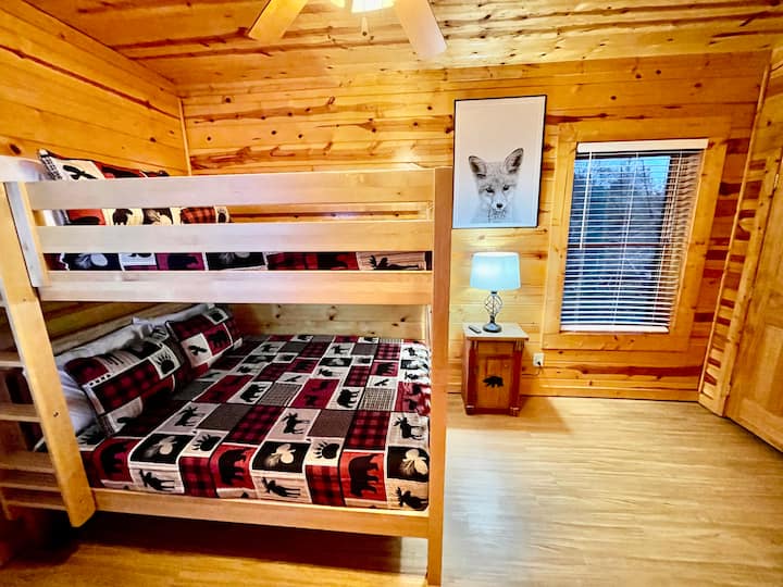 "Mbweha Den" huwa na kitanda cha upana wa futi tano na samani za chumba cha kulala cha mbao, runinga kubwa janja na bafu lililounganishwa.