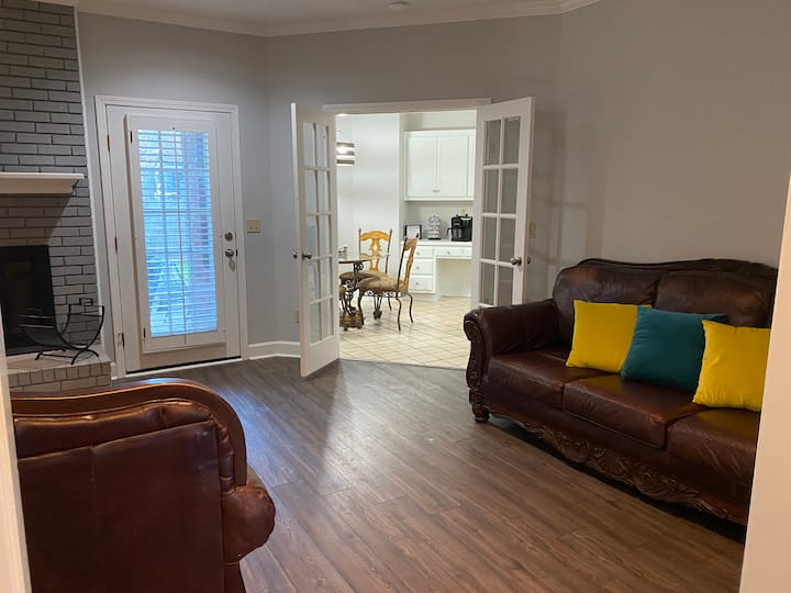 Cozy 4-bedroom Home With Indoor Fireplace. - Tuscaloosa, AL