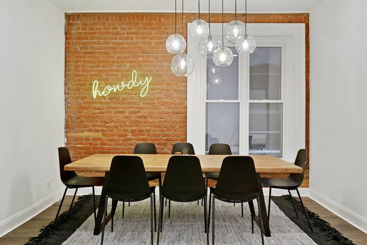 6 Bedrooms – *Downtown* Denver, Stunning Remodel, gallery image 2