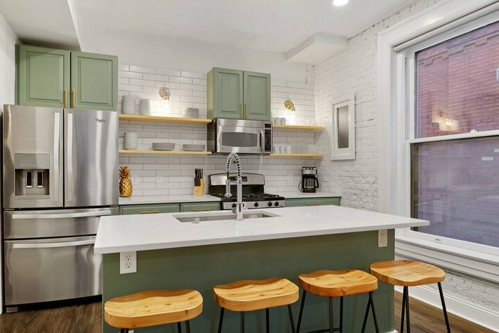 6 Bedrooms – *Downtown* Denver, Stunning Remodel, gallery image 5