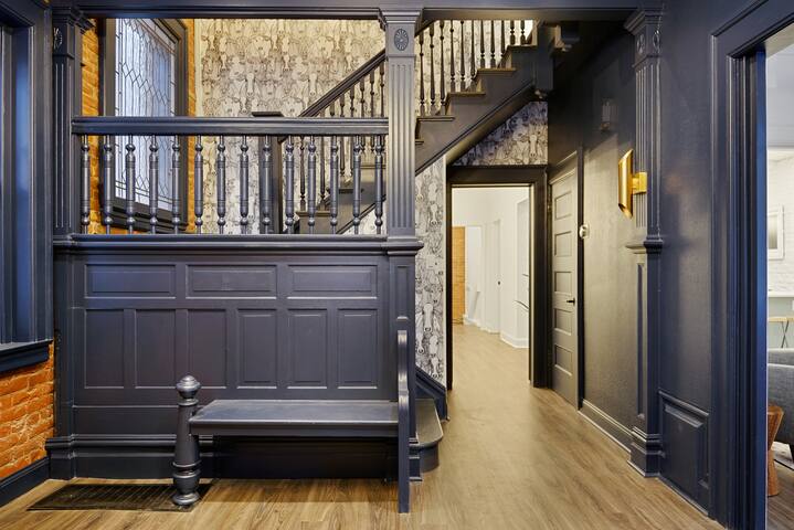 6 Bedrooms – *Downtown* Denver, Stunning Remodel, gallery image 4