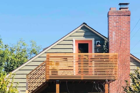 The Perch - Relax in style/Walkable Location!