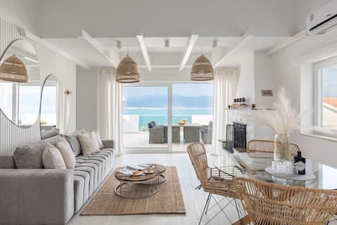 Penthouse for 6 with heated pool and 35 m to sea