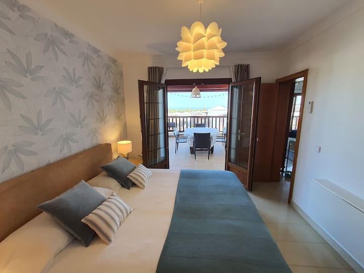 Მთავარი საძინებელი სასადილო ტერასითა და ოკეანის ულამაზესი ხედებით