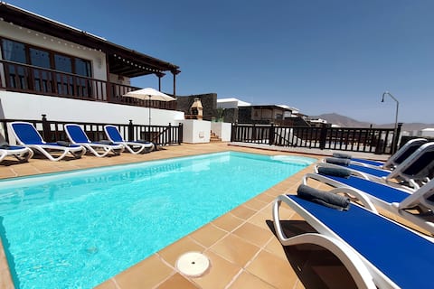 Top Airbnb: Luxury 4 Bedroom Villa Heated Pool and Sea View en Yaiza