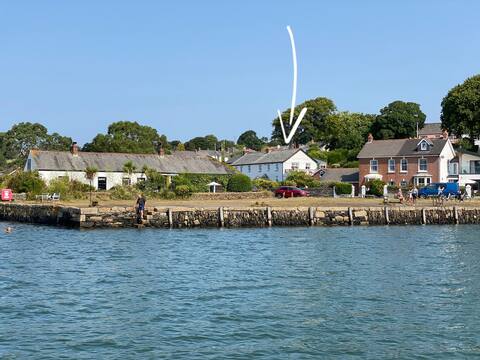 Water's edge, sea views, kayaks & pool table