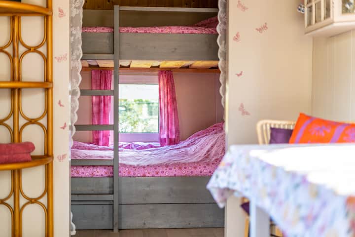 سرير مزدوج بطابقين (140 × 200 سم) لشخصين.