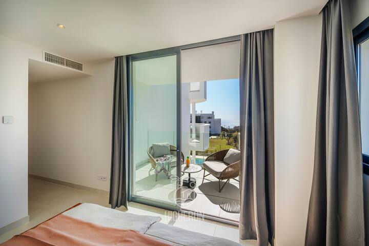 chumba cha kulala cha bwana na mtaro wa kibinafsi, chumba cha kuvaa na bafu na bafu