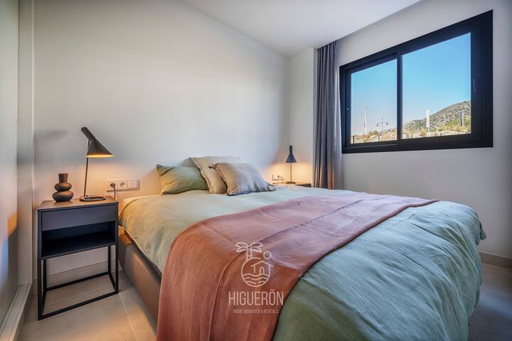 chumba cha wageni wa tatu kilicho na godoro linaloweza kuunganishwa